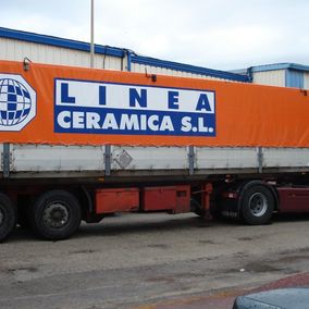 Línea Cerámica S. L. camión de empresa